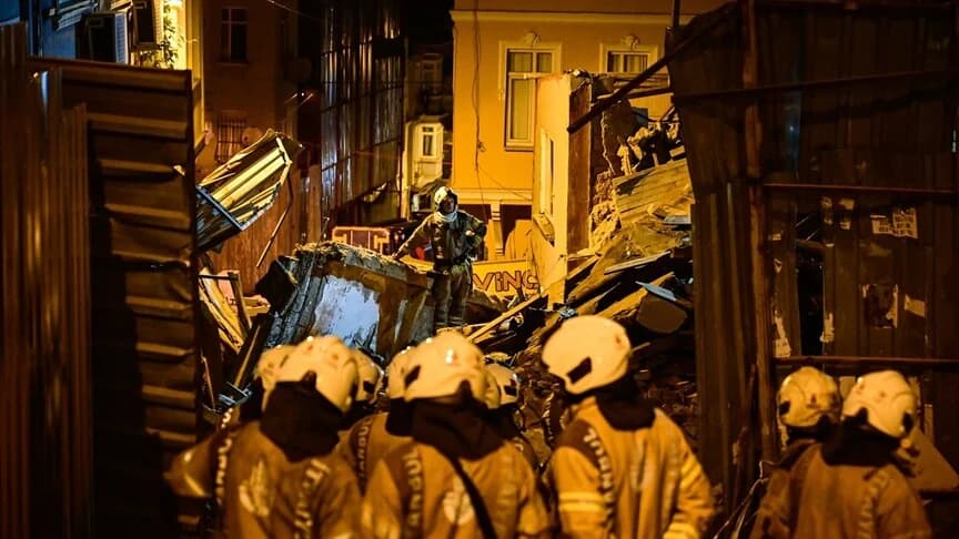 Beyoğlu'nda Boşaltılan 4 Katlı Metruk Bina Henüz Bilinmeyen Bir Nedenle Çöktü
